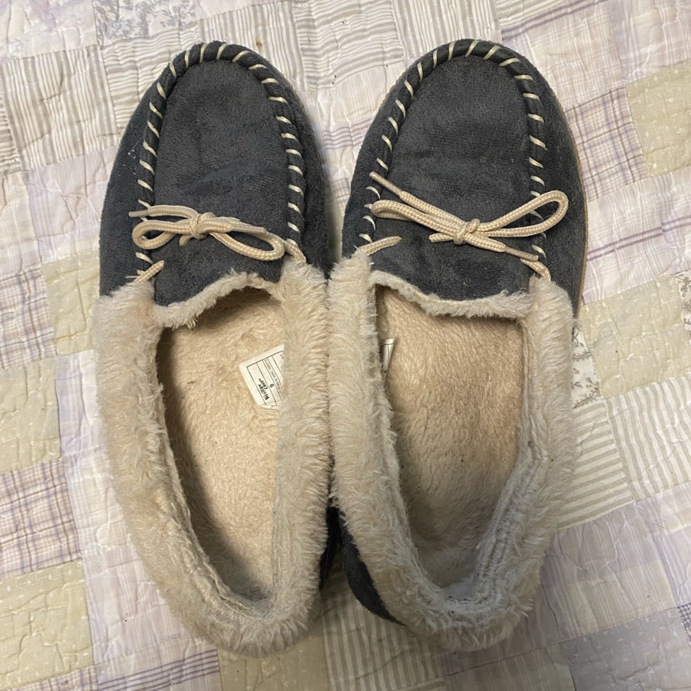 Western Chief Women’s Size 9 Moccasin/Slippers With Fuzzy Lining.